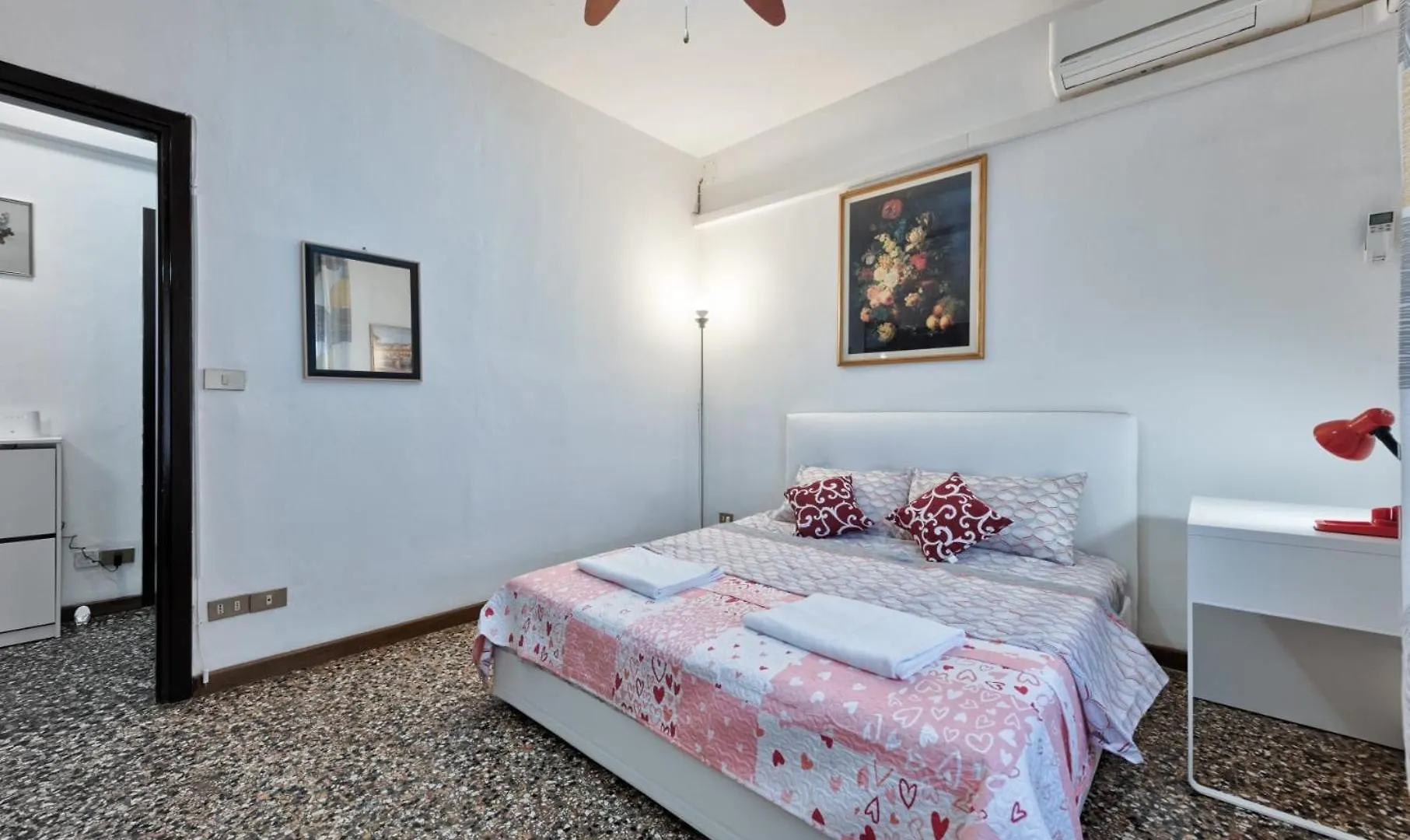 Mahdi Venice Apartment Mestre Oda ve Kahvaltı