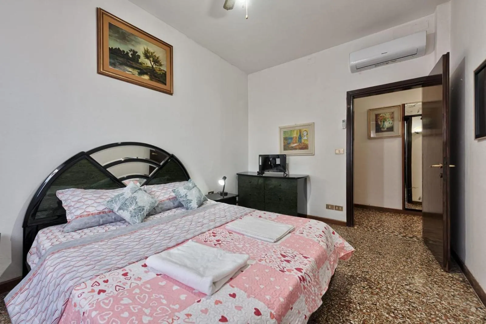 Mahdi Venice Apartment Mestre Oda ve Kahvaltı